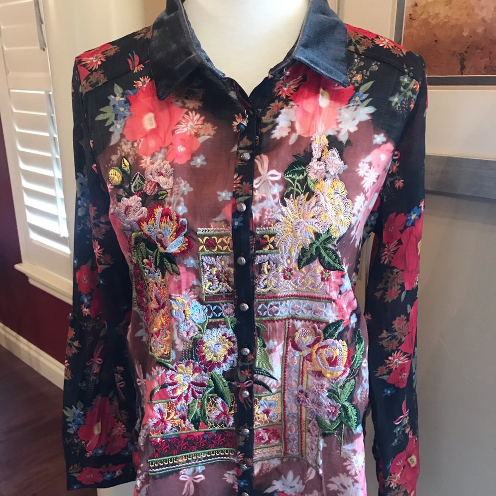 Floral blouse with floral embroidering